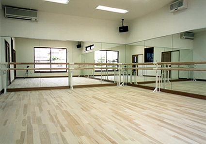 当バレエスタジオは足に優しい床を使用しています。